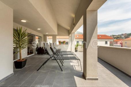Trosoban stan blizu plaže, Podstrana