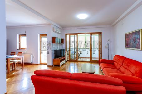 Odličan komforan četvorosoban stan 102m2,  centar - kod  Dušanovog bazara, 1. sprat
