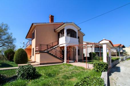 Labin, prekrasna obiteljska kuća s tri zasebna stana