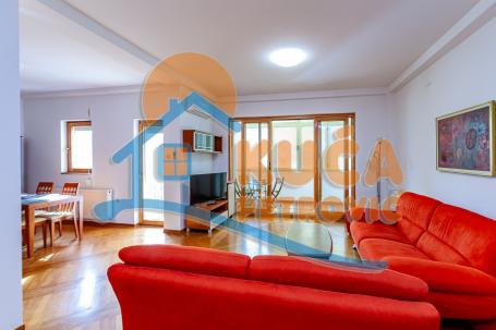 Odličan komforan četvorosoban stan 102m2,  centar - kod  Dušanovog bazara, 1. sprat