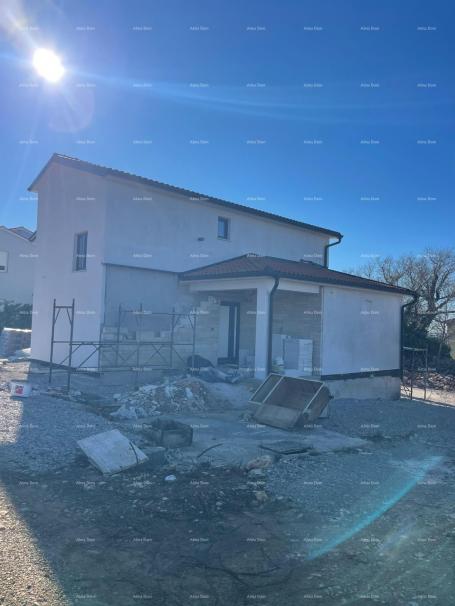 Kuća Prodaje se kuća s bazenom i pogledom na more – mirno selo Raša