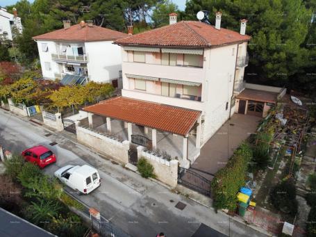 Haus Pula. Zelenika! Freistehendes Haus! 50 Meter zum Strand! Meerblick!