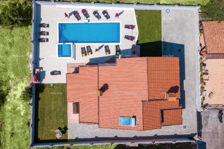 House Valdebek. Detached house with a pool and jacuzzi! Close to the center of the city of Pula.
