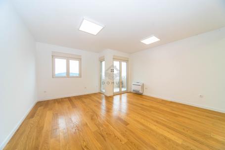 Dvosoban stan 71m2 + garaža, Central Point - Podgorica