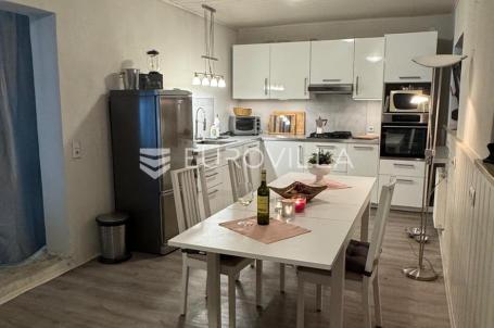 Jastrebarsko, Plešivica, kuća 266 m² s bazenom na mirnoj lokaciji