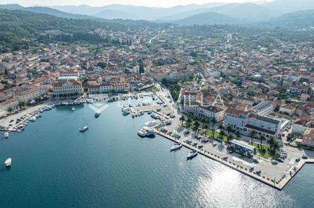 Otok Korčula, poslovno, stambena kamena zgrada uređena za ugostiteljsko poslovanje