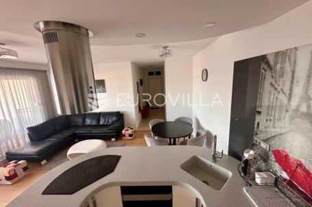 Split, Žnjan, ekskluzivan penthouse s prostranom terasom i lijepim pogledom na more