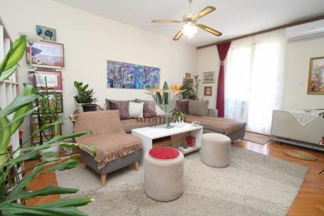 Herceg Novi – Topla2, komforan dvosoban stan površine 68m2 sa pogledom na more. 