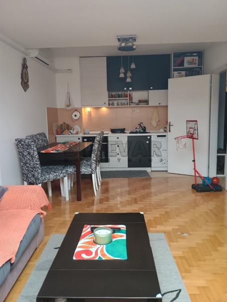 Izdaje se stan kod Šojke!