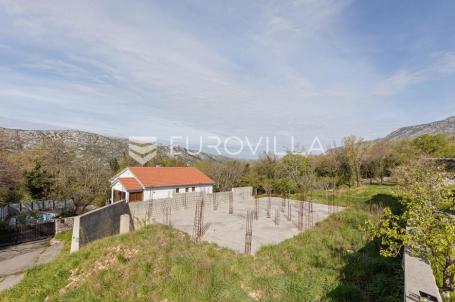 Crikvenica, Grižane, građevinsko zemljište od 574 m² za započetom gradnjom