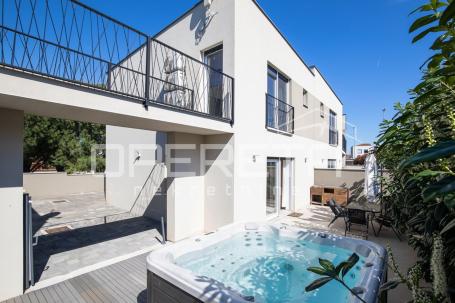 PULA, VALDEBEK – SMART-HOME villa s jacuzzijem na top lokaciji!