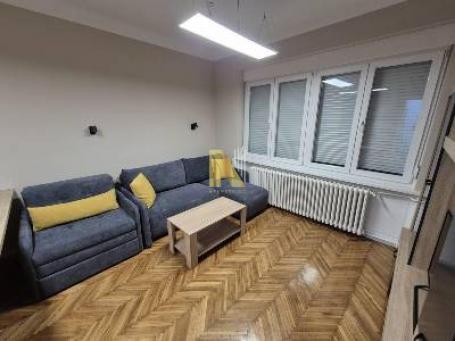 Kompletno renovirana i nameštena garsonjera, Centar