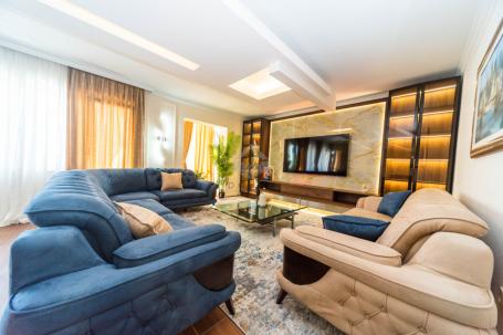 Trosoban luksuzan stan 200m2 + parking, Gorica C - Podgorica