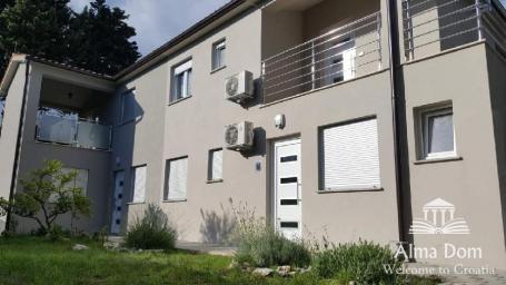 Kuća Prekrasna apartmanska kuća u centru. Premantura. 