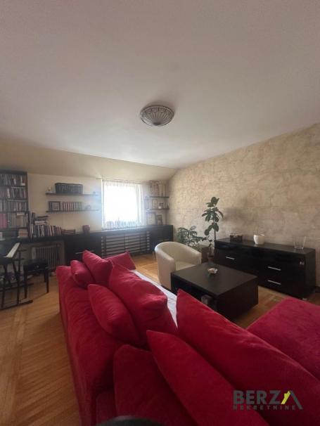 KOMFORAN, NAMEŠTEN PETOSOBAN STAN NA NOVOJ DETELINARI