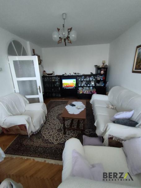 KOMFORAN DVOSOBAN STAN IDEALNOG RASPOREDA NA BULEVARU KRALJA PETRA