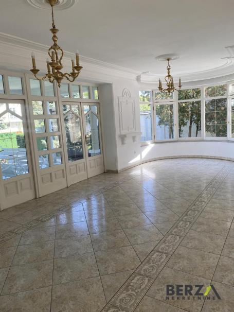 FANTASTIČAN POSLOVNI PROSTOR 300M2 KOD SAJMA
