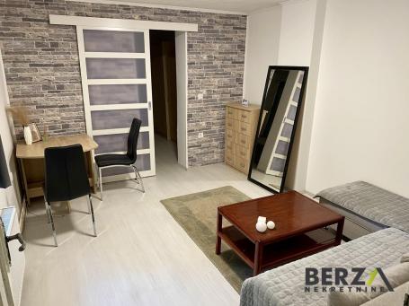  LEPO NAMEŠTEN DVOSOBAN STAN SA DVORIŠTEM U CENTRU NOVOG SADA