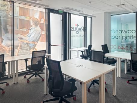 Отворен план канцелариски простор за 10 Лица во Regus Paladium 
