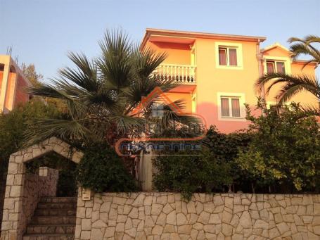 Čiovo - apartmanska kuća sa 6 apartmana+prizemlje stan