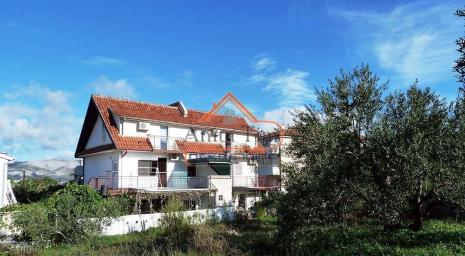 Okrug Gornji - dvojna apartmanska kuća sa 3 apartmana