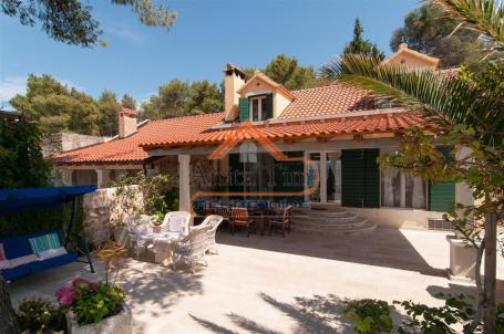 Supetar - villa za odmor prvi red uz more