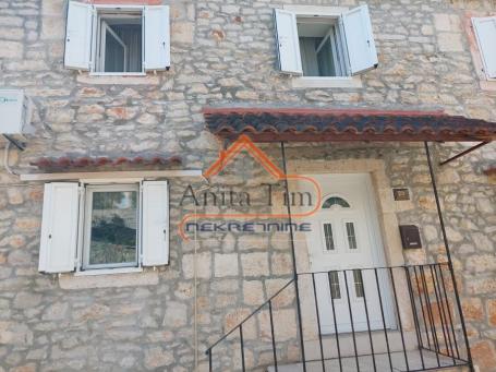 Brač - Milna - kamena kuća u centru mjesta