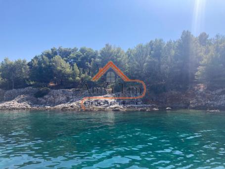 Slatine - Građevinsko zemljište 2382 m2,100 metara od mora