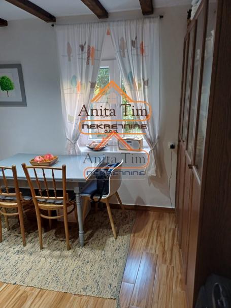 KAŠTEL NOVI, KAMENA KUĆA NA ODLIČNOJ LOKACIJI