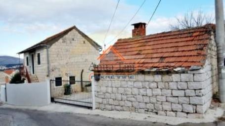 Okrug Gornji - INTERESANTNO!!!! kamena kuća sa raznim opcijama ulaganja