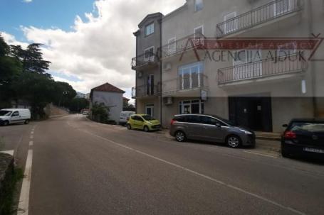 Imotski poslovni prostor 88,60 m2 + terasa - najam