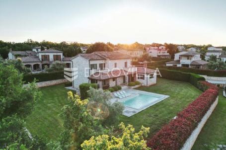 Istra, Sveti Lovreč, kamena vila 200 m² s bazenom, velikim vrtom i pogledom na more