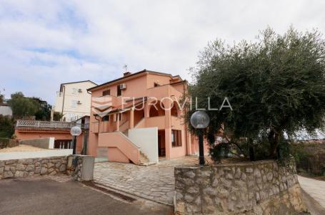 Krk, uređen trosoban apartman, velika terasa s otvorenim pogledom