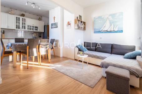Čiovo, Okrug Gornji, trosoban stan sa studio apartmanom, vrtom i pogledom na more
