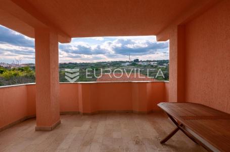 Krk, uređen dvosoban apartman blizu mora, terasa s pogledom