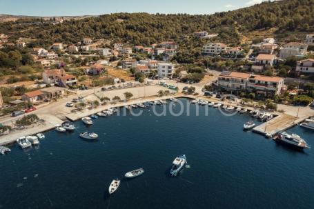 Penthouse u prvom redu do mora, Marina