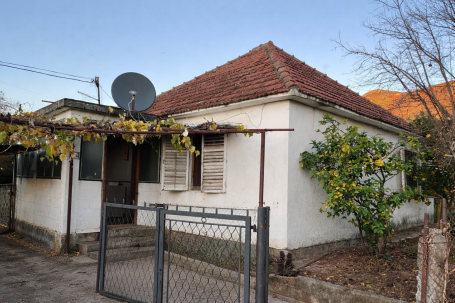 Prodaje se kuća od 87 m² sa zemljištem za renoviranje (Bar, Bjeliši). 