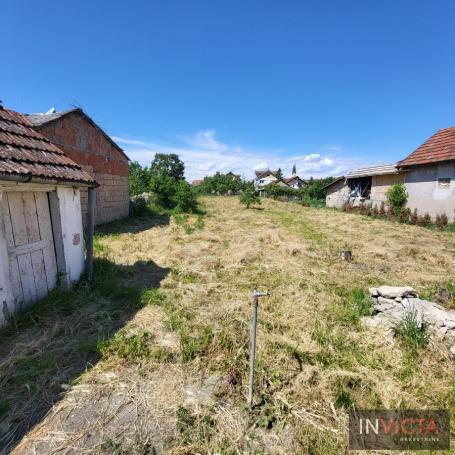 Ruševna kuća sa placem kraj Dunava-lokacija za gradnju urbane vile