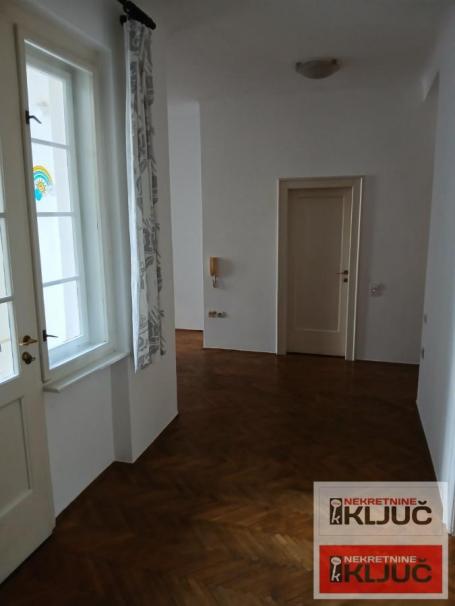 KOD IZVRŠNOG VEĆA, 70m2, Dvoiposoban, Salonac