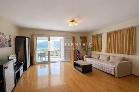 One-bedroom apartment 63m² in the city center with sea view and swimming pool – 