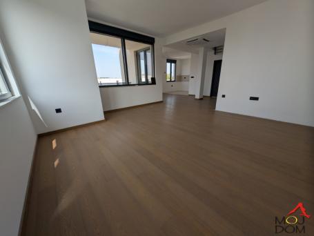 NOVI SAD - SOMBORSKI BULEVAR - PETOSOBAN STAN - 142 m2 - 372,950€