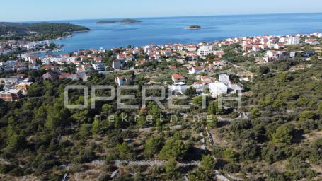 Građevinsko zemljište u Rogoznici – 1586 m², samo 250 m od mora
