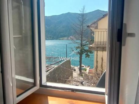 Kamena kuća na obali mora u Dobroti (Kotor)