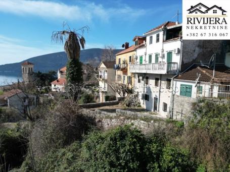 Kamena kuca sa svojim dvoristem Herceg Novi stari grad