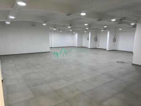 Izdavanje, Poslovni prostor, 701m2 , Petrovaradin