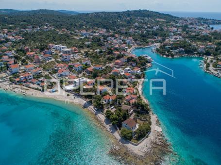 Građevinska parcela u Ražnju, 100 m od mora, otvoren pogled, 1.445 m2


