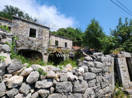 Kamena kuća kojoj je potrebna renovacija sa pogledom na more u Mokrinama