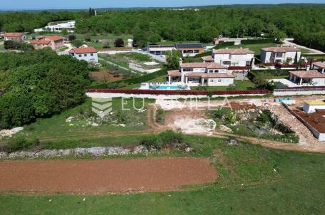 Istra, Ladići, ekskluzivno zemljište s građevinskom dozvolom za obiteljsku vilu s bazenom