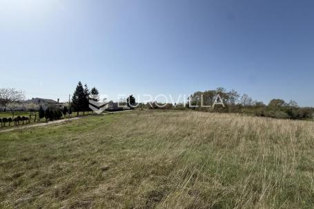 Istra, okolica Žminja, zemljište s pravomoćnom građevinskom dozvolom za kuću s bazenom, 2282 m²