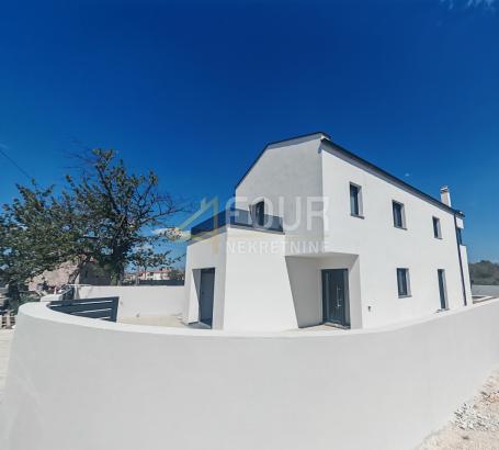 Istra, Svetvinčenat, novogradnja s bazenom, 160m2